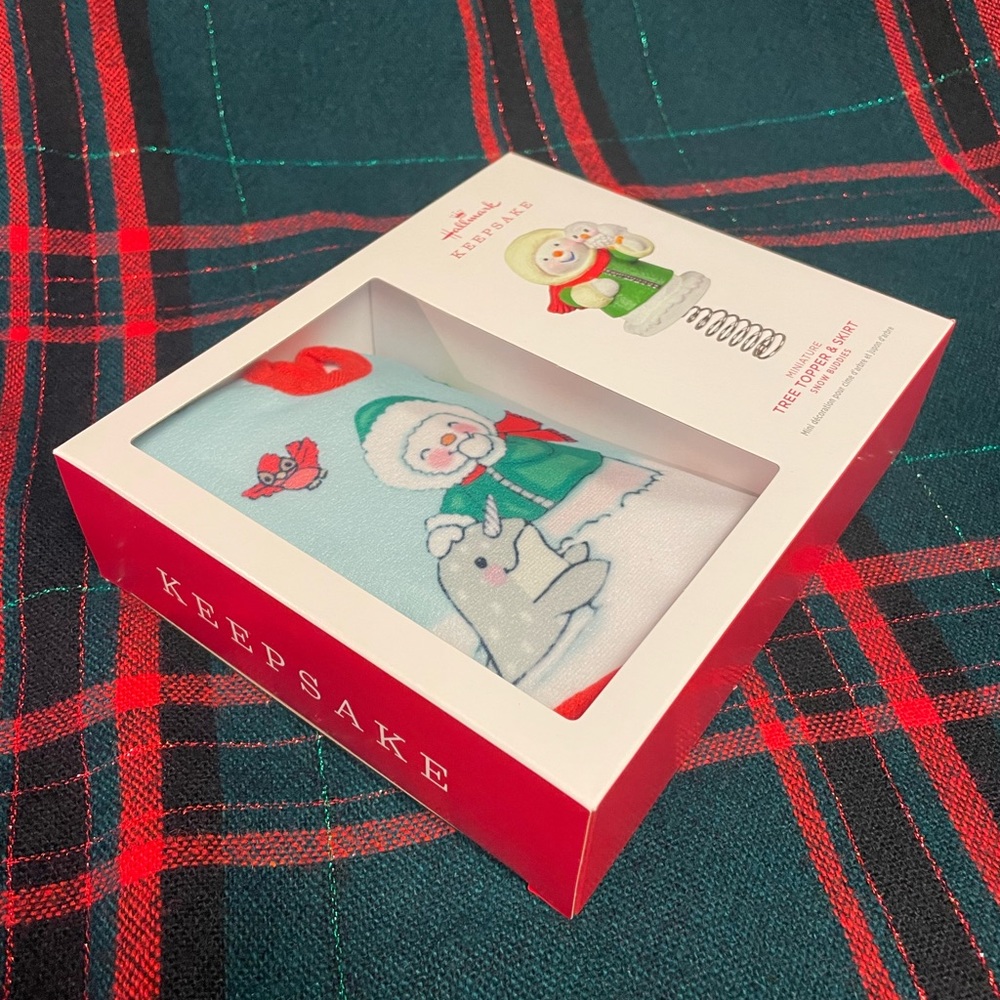 NIB “Snow Buddies” Hallmark Keepsake Mini Tree Topper & Skirt